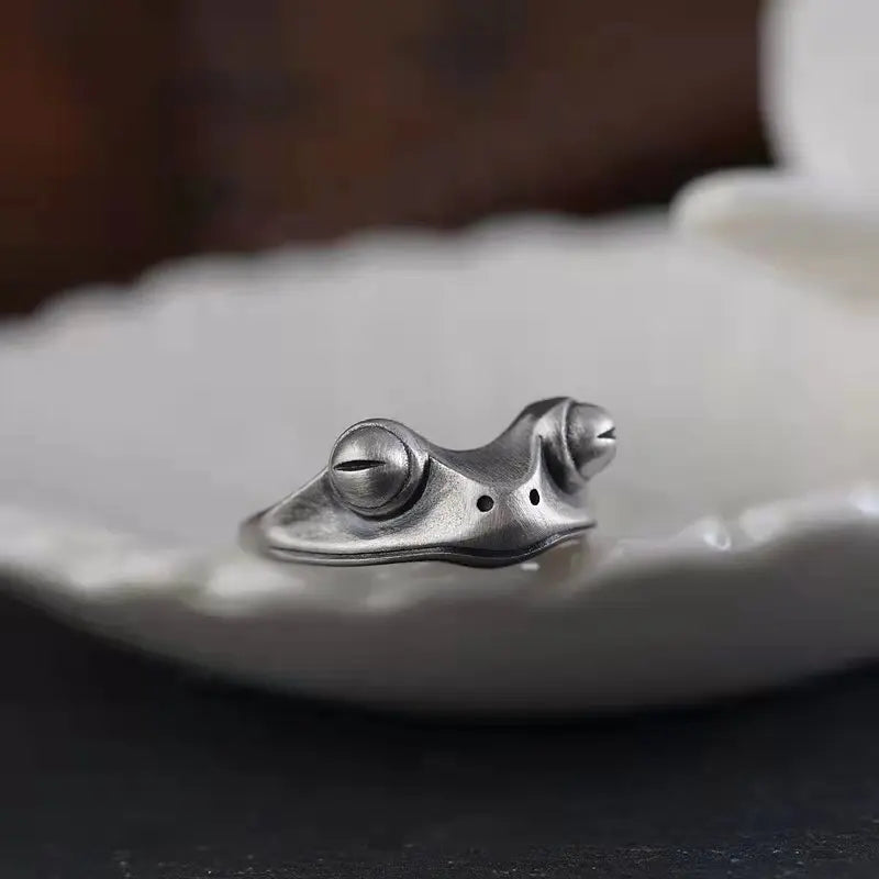 Adjustable Stainless Steel Vintage Frog Ring with Movable Tongue for Men and Women