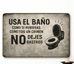 2D Flat 1pc Spanish Slogan Vintage Sign 7.87x11.81inch | Metal Decorative Painting, Printed with "USA EL BAÑO COMO SI HUBIERAS COMETIDO UN CRIMEN NO DEJES RASTROS" and a Toilet Image, Suitable for Bathroom, Restroom, and Other Space